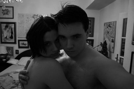 Черно-белые снимки влюбленной пары
