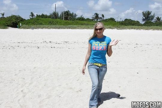 Стеснительная блондинка Бритни Брукс на пляже согласилась показать сиськи