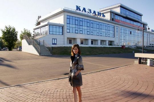 Девушка позирует голышом возле вокзала Казани