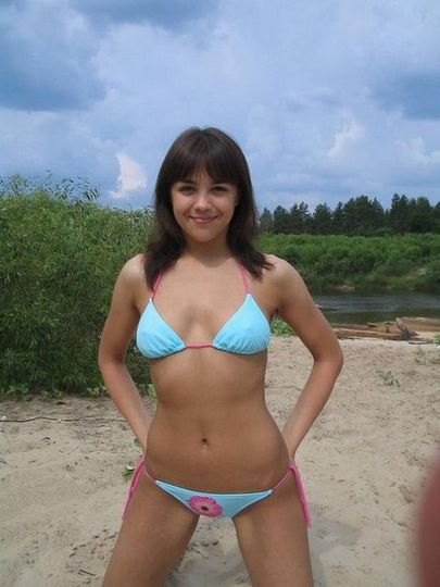 Отдыхает на пляже с голыми сиськами порно фото